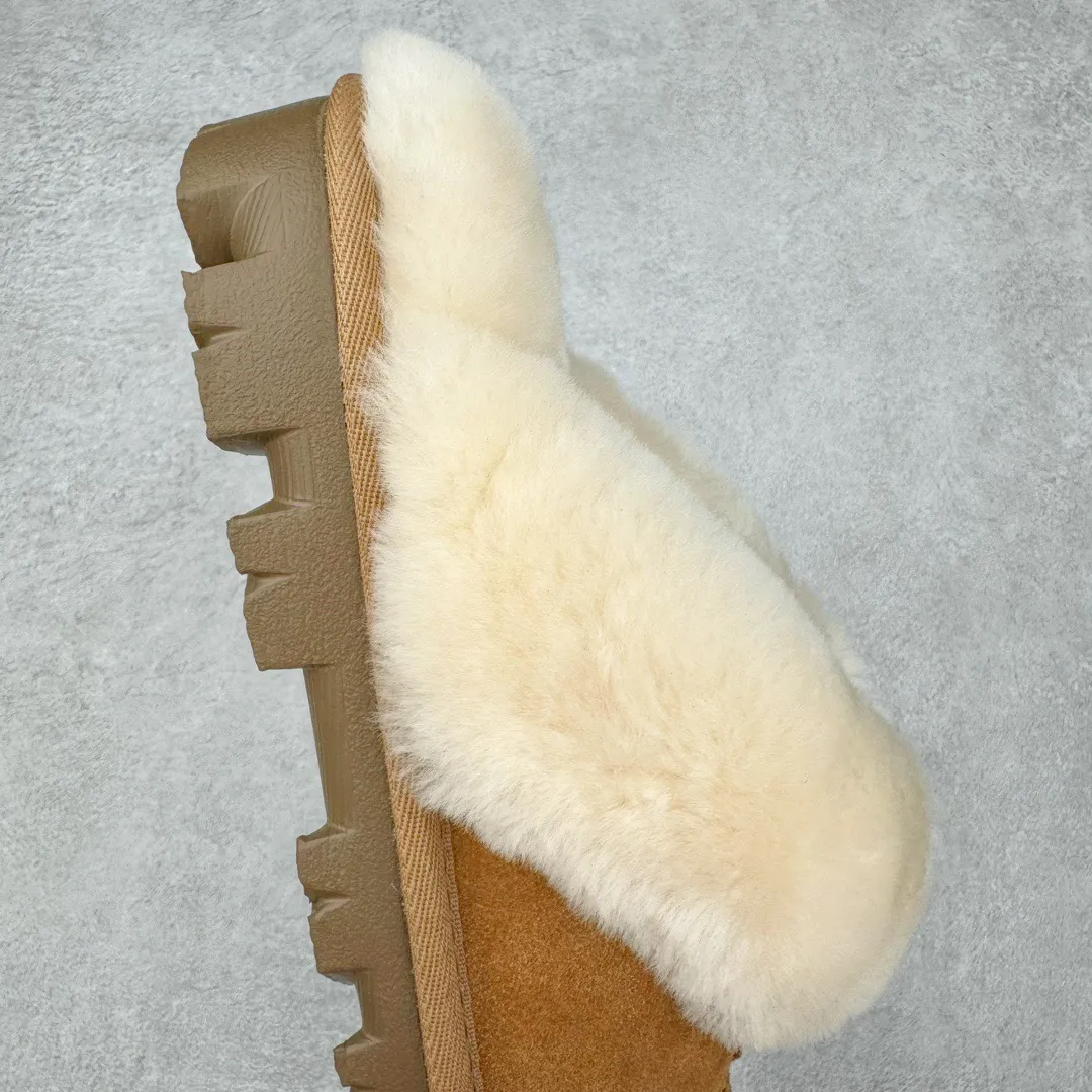 Pick up locally 💰 400 UGG slippers 5125 Star drag autumn and winter sheep fur integrated snow boots. All shoes are made from the same factory as ZP. Longfeng A-grade Australian imported sheep fur integrated brand OEM production line fully follows the ZP process flow. OEM original pattern maker adheres to the principle of no original shoes and no development selection. Pay attention to every detail. The most authentic version on the market TREADLITE "Light Wing" technology outsole Lightweight/durable/flexible/pile size: 35 36 37 38 39 40 Coding: by2936040